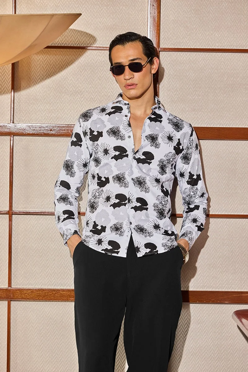 سنيتش قميص أبيض بقصة ضيقة وتصميم ذاتي