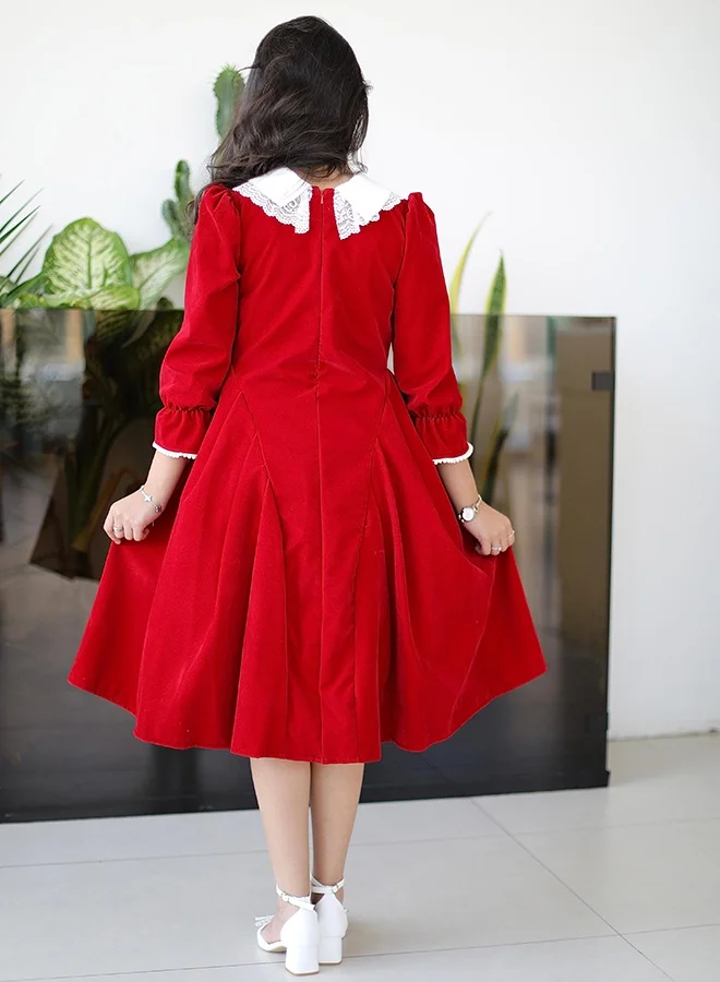 HAWRAA ABAYA Elegant red dress with a classic design and a lace collar