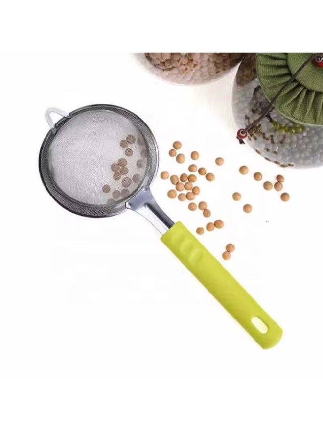 برايت هوم مصفاة ومغرفة مطبخ من Bright Home من الستانلس ستيل – طقم من 2 مصافٍ شبكية يدوية | شبكة دقيقة متينة بمقبض مريح باللون الأصفر – فضي - Image 4