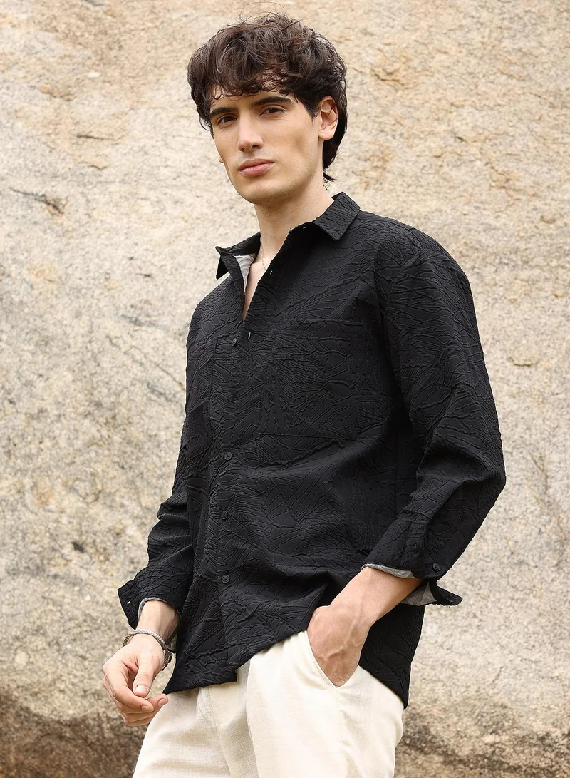 Campus Sutra Campus Sutra Men's Onyx Black Foliage-Tactile Shacket For Casual Wear | Spread Collar | Long Sleeve | Button Closure | Overshirt/Shacket Crafted With Comfort Fit For Everyday Wear