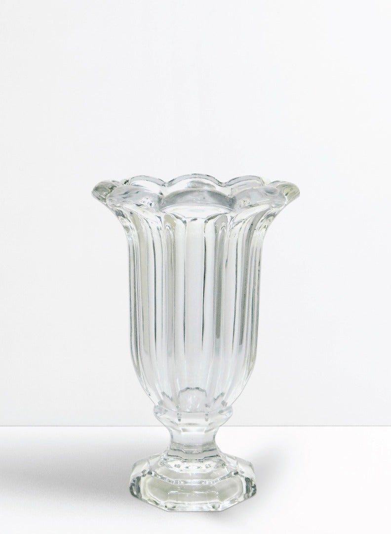 Crystal Glass Vase 15*23 – A beautifully crafted piece that brings elegance and a touch of luxury to any space.