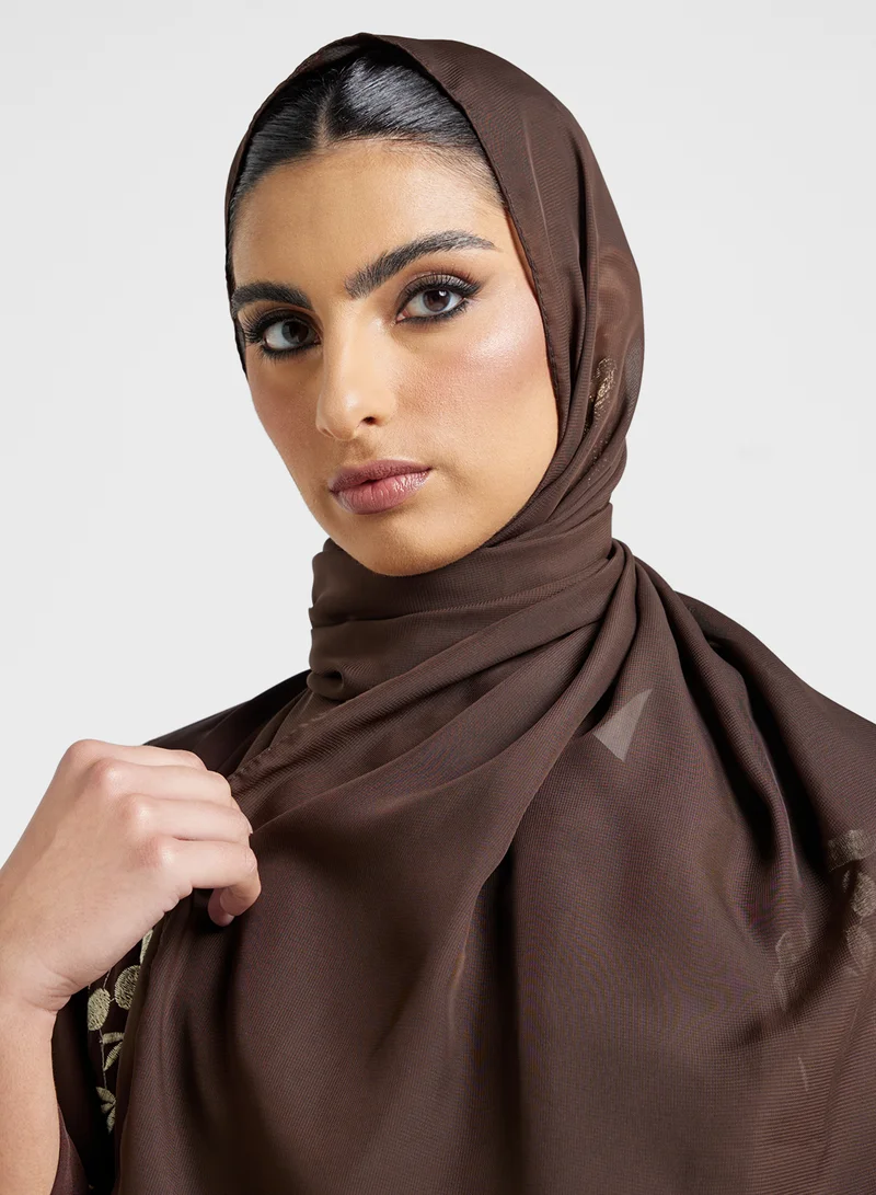 خزانة عباية مطرزة مع شيلة