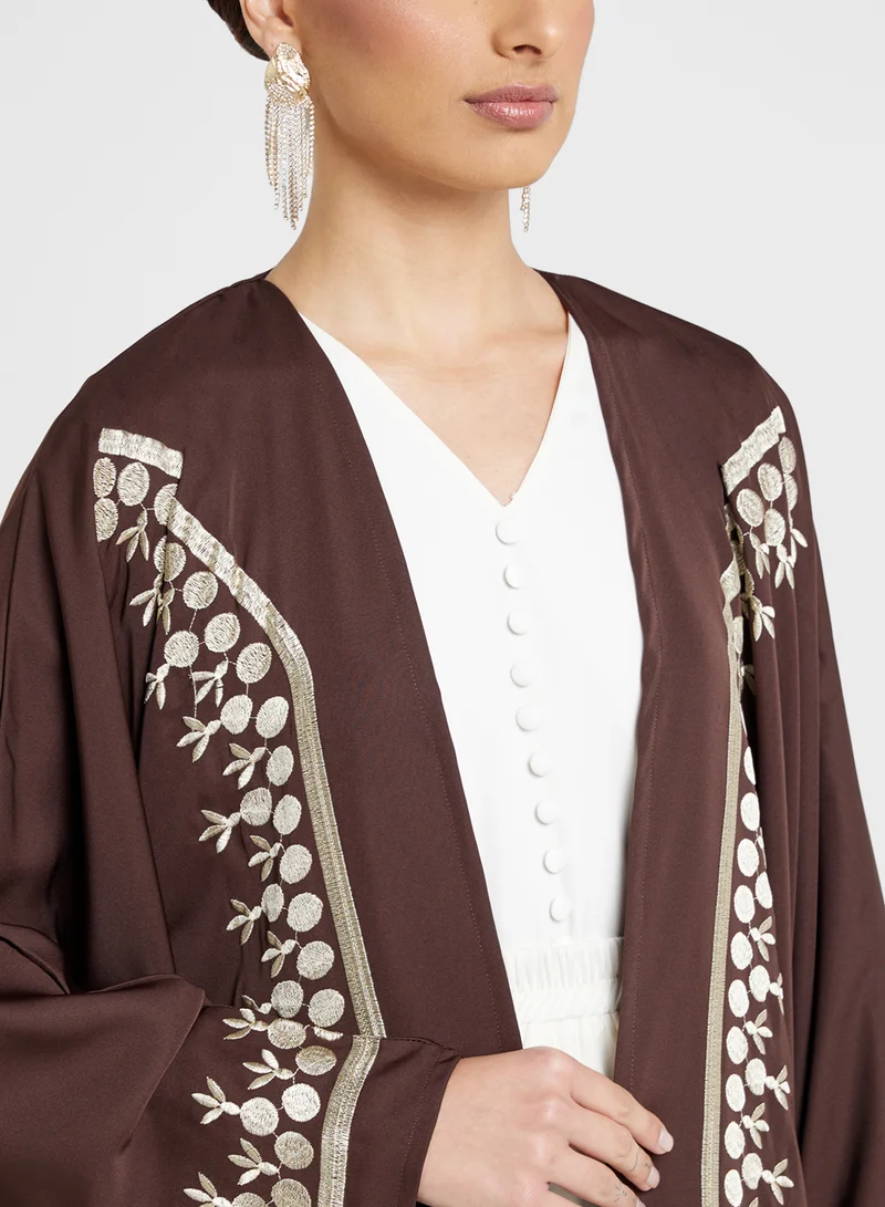 خزانة عباية مطرزة مع شيلة