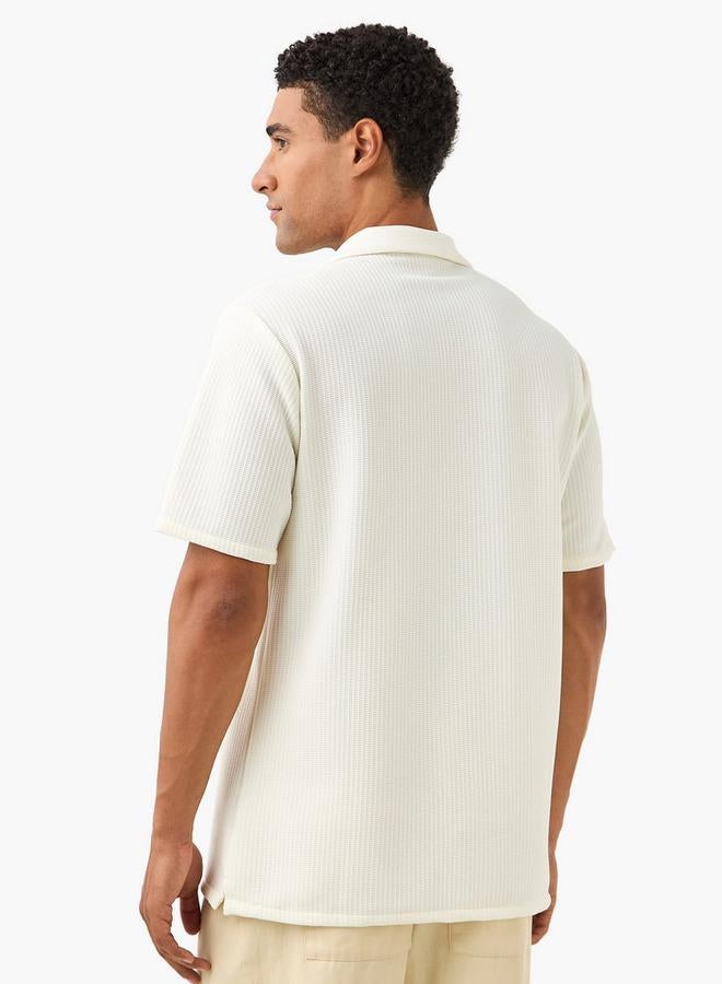 سبلاش فيڤ قميص بقصة عادية بياقة كامب وأكمام قصيرة بنسيج دوبي - Image 3