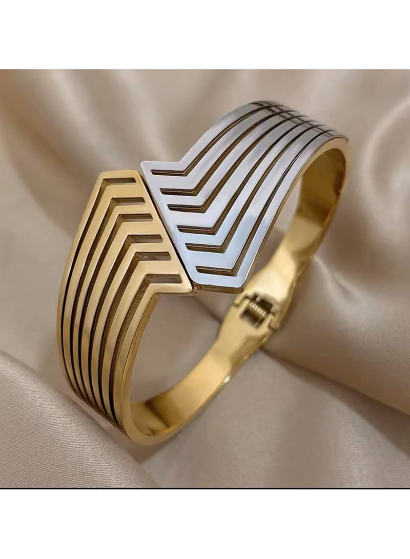 A trendy bracelet with a unique geometric design made of gold and silver stainless steel, combining modern elegance and endless allure, with harmonious touches that add a sense of luxury and individuality to your wrist. Light, flexible, and perfect for every special look, making you a fashion icon! 