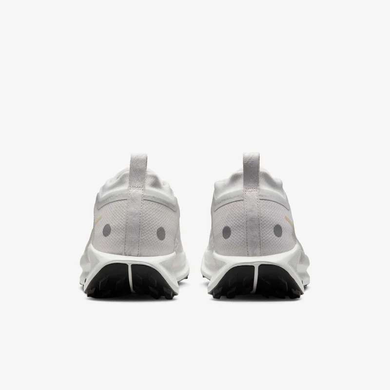 Nike Grey Men's Pegasus Trail 5 GORE-TEX Waterproof Trail-Running Shoes for Men | Best Price UAE