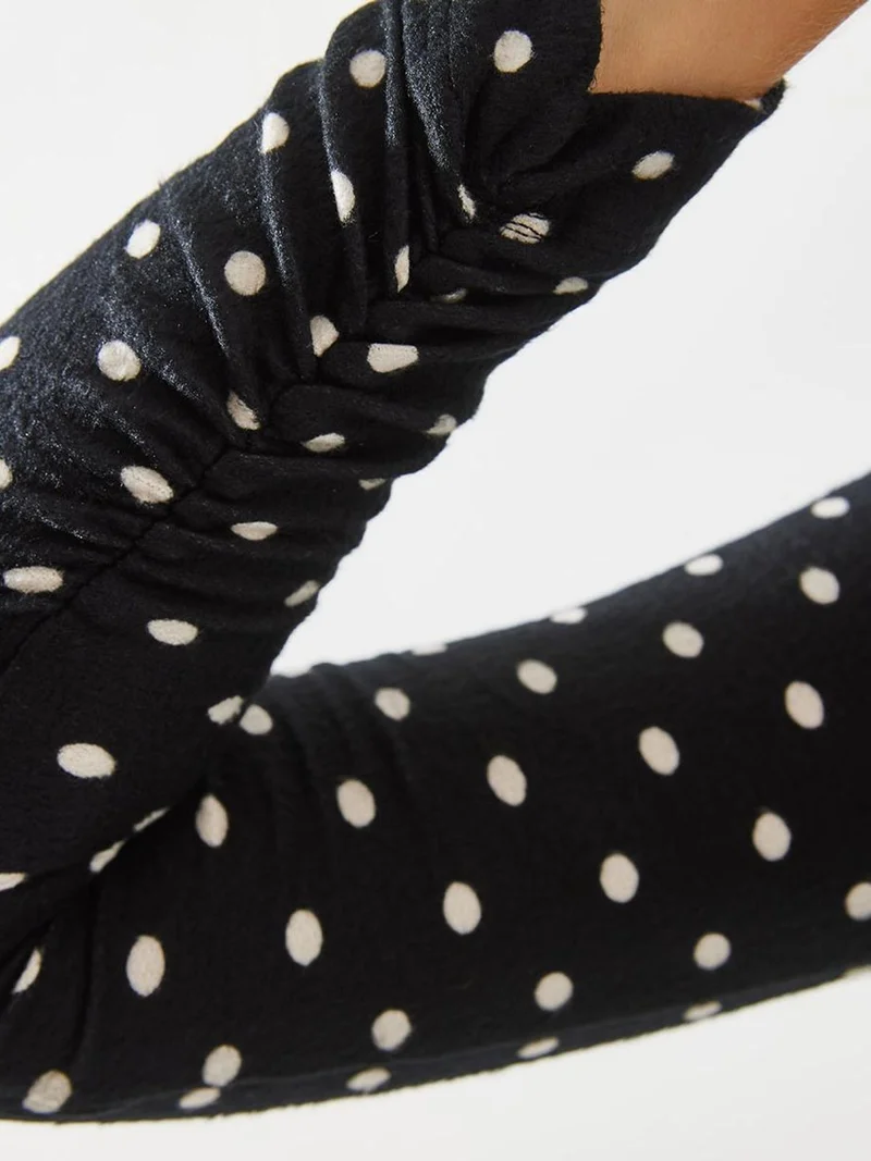 بيانكو لوتشي بلوزة لوكسي بياقة مدورة مزينة بنقاط وكسرات