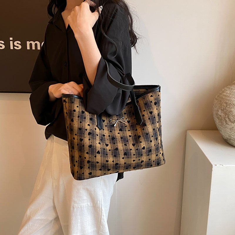 Simple Bow Large Capacity Tote Bag Women'S Fashionable Love Armpit Shoulder Bag Portable Commuter Bag - Image 3