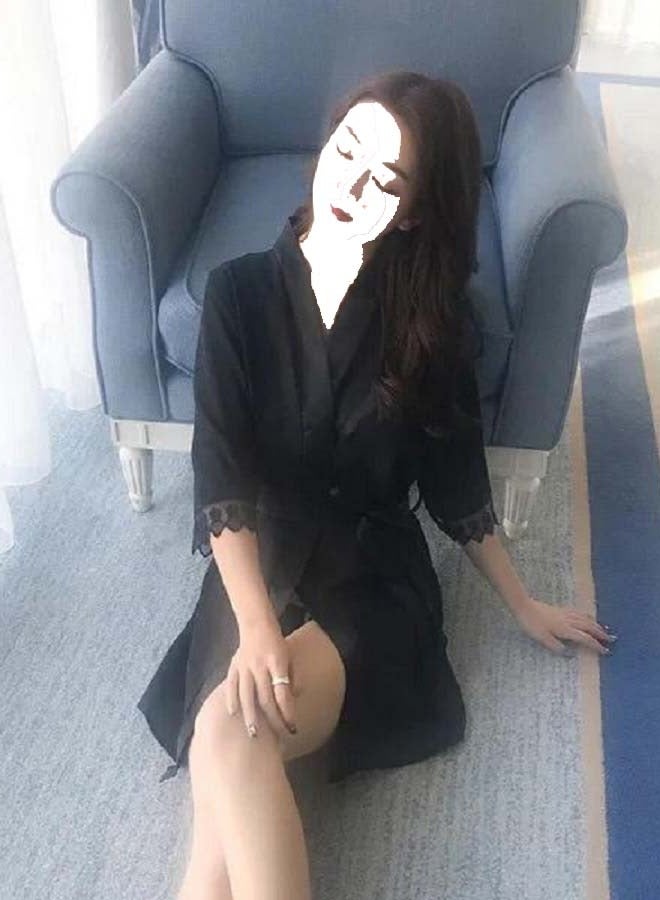 رداء نوم حريري مع حزام ومجموعة ملابس داخلية مفتوحة من الدانتيل الزهري  - Image 2