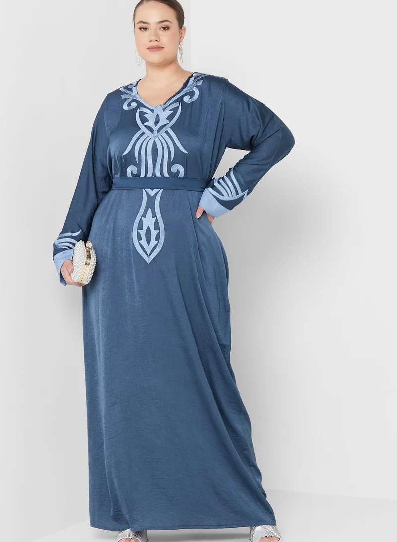 Hayas Closet Curve Embroidered Belted Jalabiya