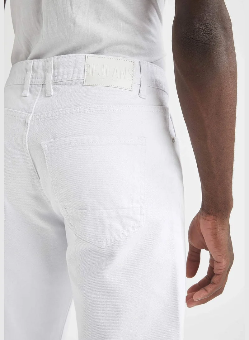 ديفاكتو Regular Fit Mid Rise Straight Leg Denim Jeans