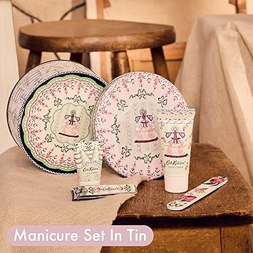 Cath Kidston طقم مانيكير كاث كيدستون مع كريم يد 30 مل وكريم جلد 15 مل وملف أظافر ومقص أظافر في علبة بحجم السفر أساسية للعناية باليدين هدية جمالية لها خالية من القسوة وصديقة للنباتيين - Image 2
