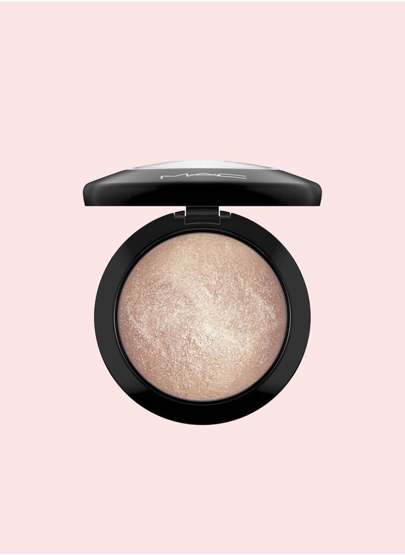 MAC Cosmetics - Mineralize Skinfinish Highlighter - Soft & Gentle - Image 1