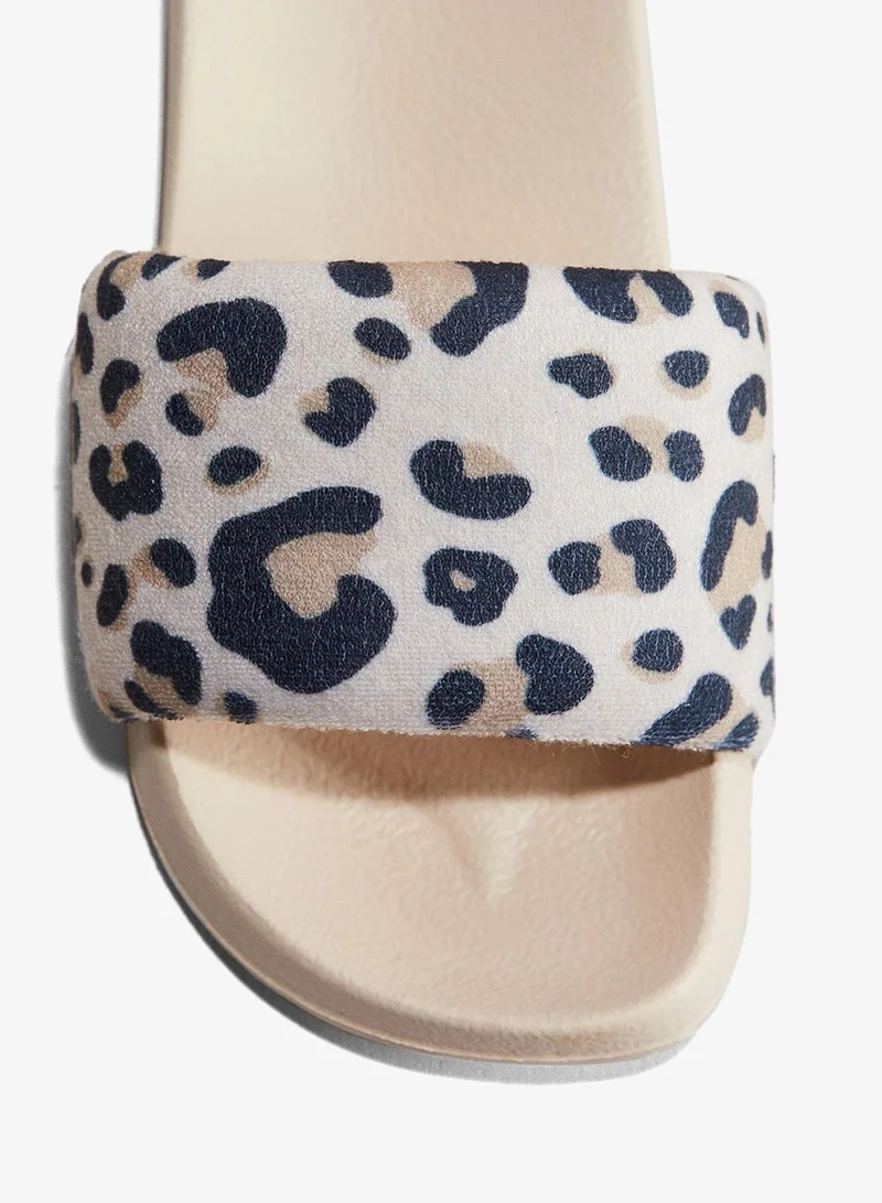 اتش اند ام أحذية حمام سباحة