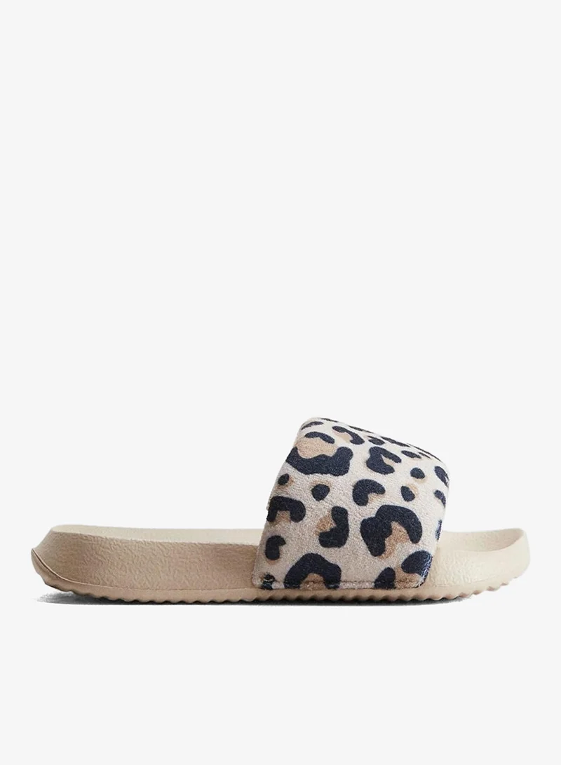 اتش اند ام أحذية حمام سباحة