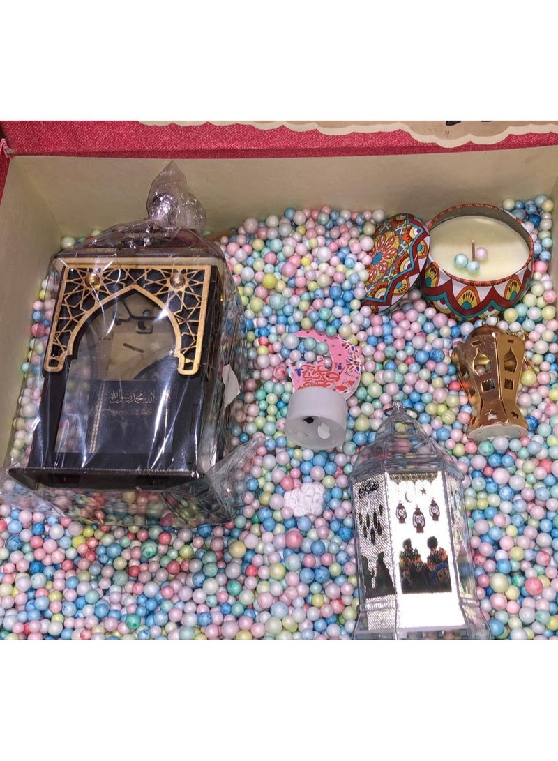بوكس هدايا رمضان مقاس كبير جدا + 5 قطع هدايا (فانوس خشب كعبه + فانوس شفاف اكلريك   + شمعة معطرة + شمعة الكتروني الوان رمضان+ ميدالية فانوس ذهبي )  - Image 2