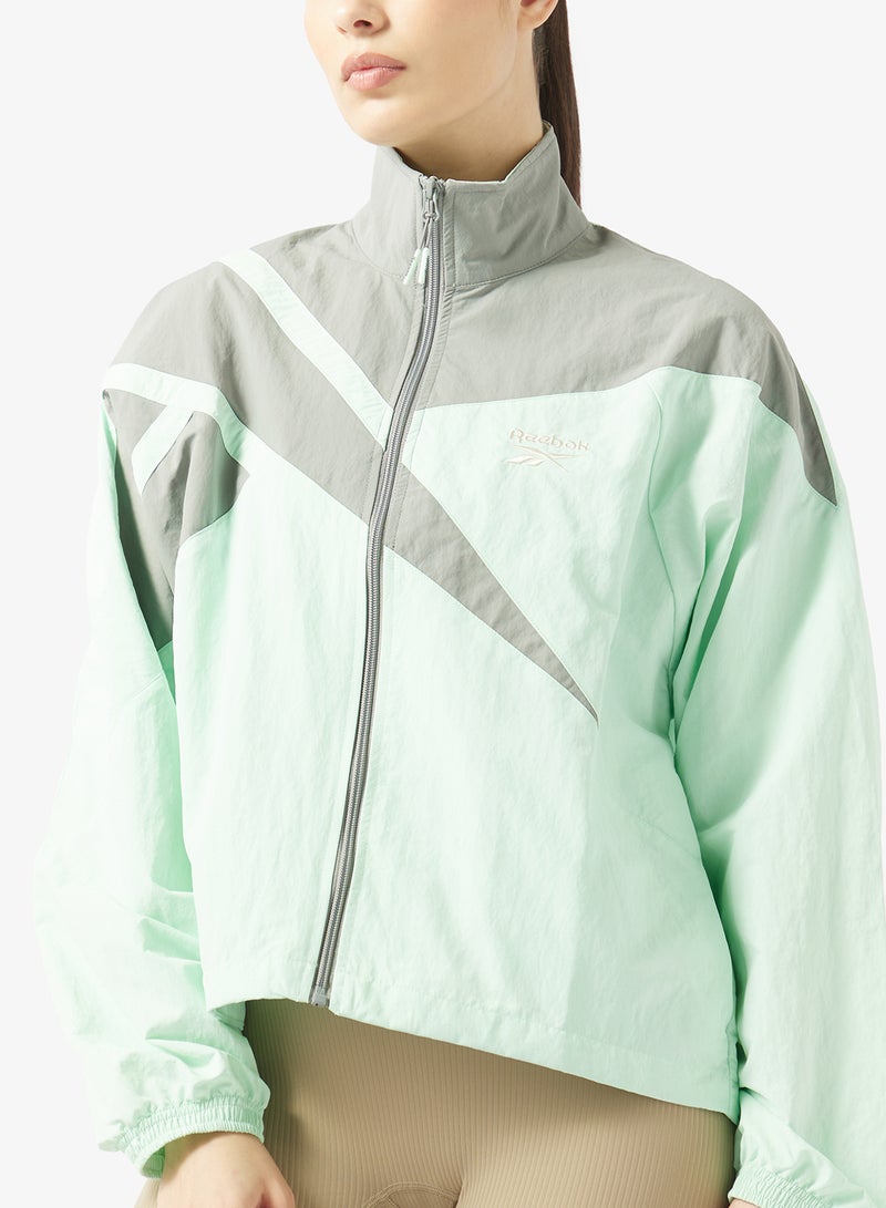 ريبوك جاكيت رياضي نسائي أيقوني بفتحة سفلية - Image 3