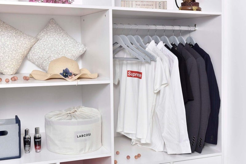 Quality Hangers شماعات خشبية عالية الجودة - مجموعة 20 شماعة منحنية قليلاً - معطف خشبي صلب مع خطافات كروم أنيقة - شماعات ثقيلة للملابس والجاكيت والقمصان والبنطلونات والبدلات (رمادي، 20) - Image 2