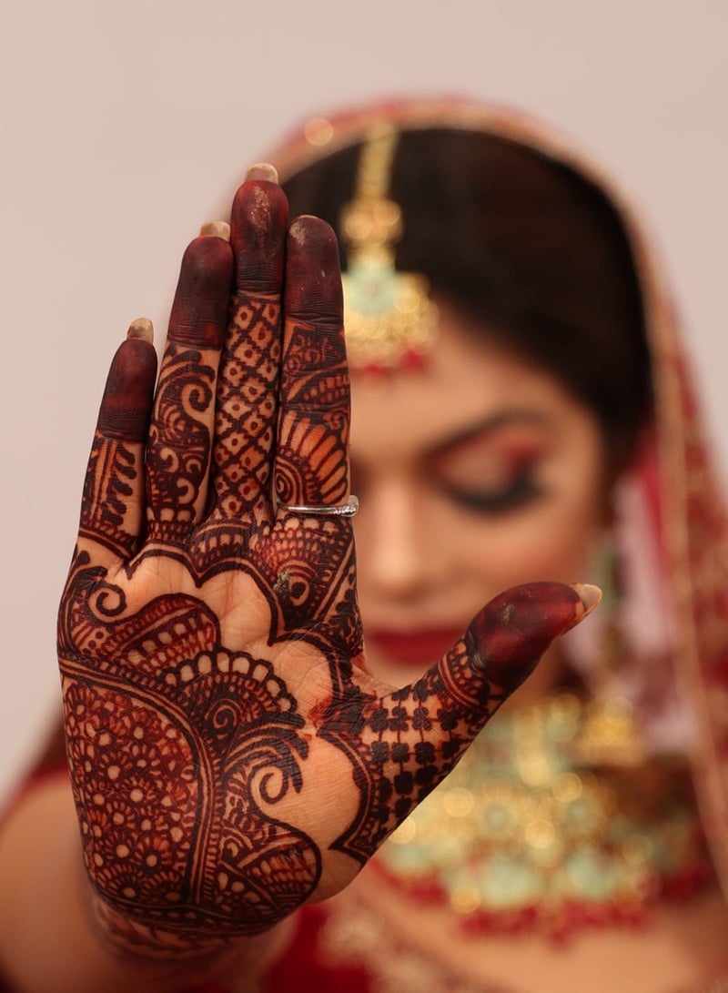 أمينا حناء أمينة سريعة التحضير، مخروط حناء | مع مجموعة مجانية من 3 ملصقات/استنسلات كاملة | بدون مواد كيميائية | يدوم طويلاً | عبوة من 12 قطعة، كل منها 25 غرامًا | لون أحمر كرزي - Image 5