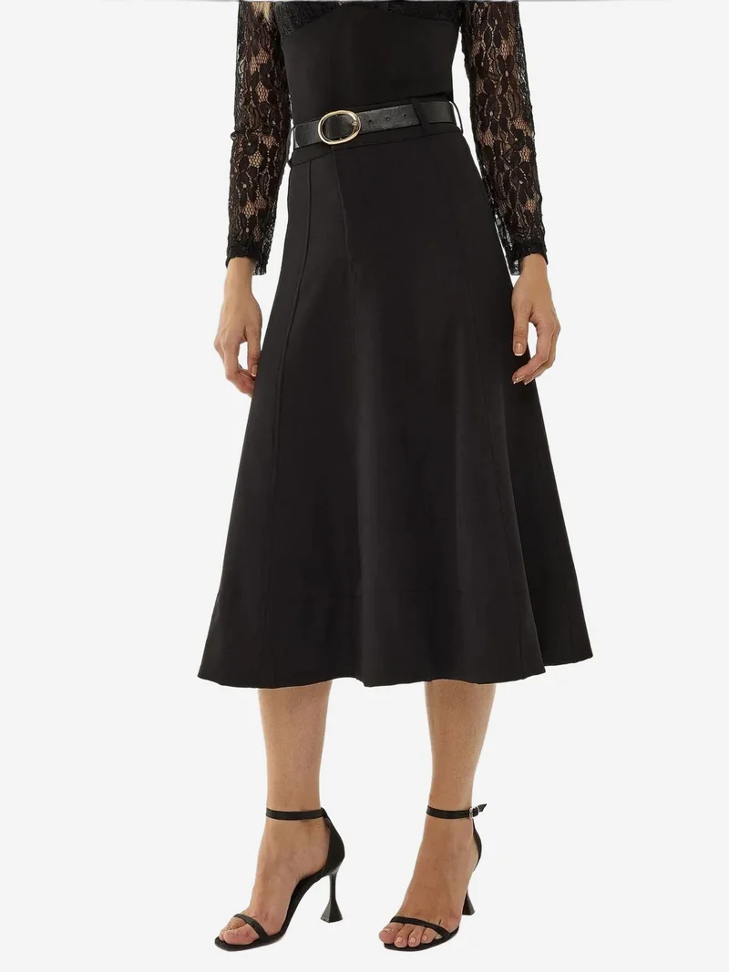 زوبعة تنورة متوسطة الطول بخصر عالٍ وقصة