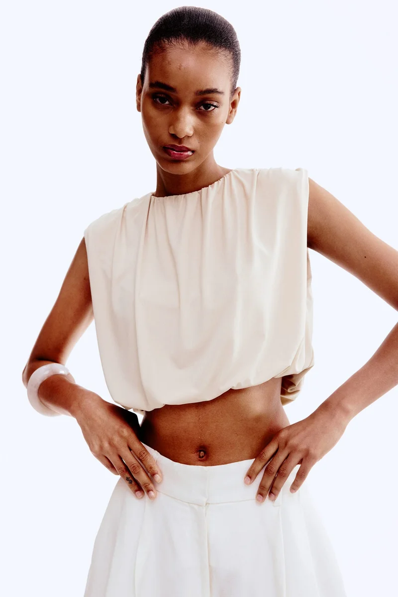 اتش اند ام بلوزة قصيرة بتصميم انسيابي