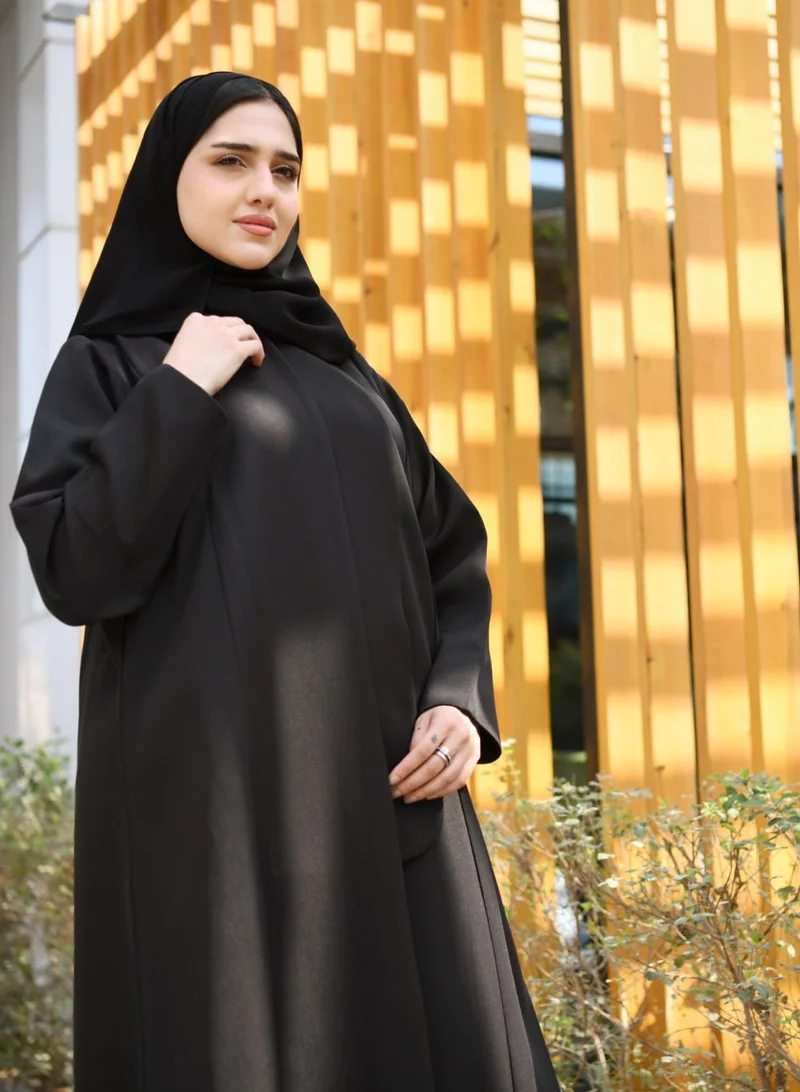 عبايات حوراء عبايه سوداء بتصميم رسمي بقطعة جانبية تغلق بأزرار مخفية