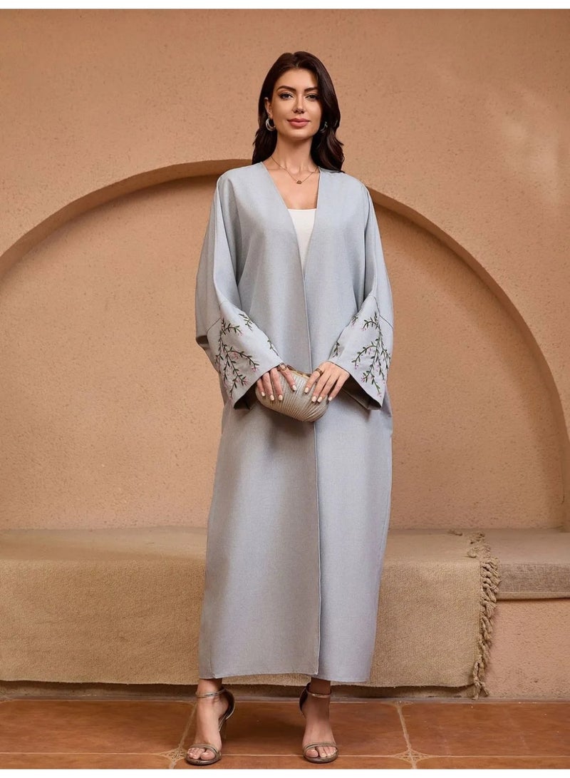 فاشون لاين بدلة بتصميم فريد من نوعه مع رقبة على شكل حرف V وعباية مزينة بتطريز زهري - Image 4