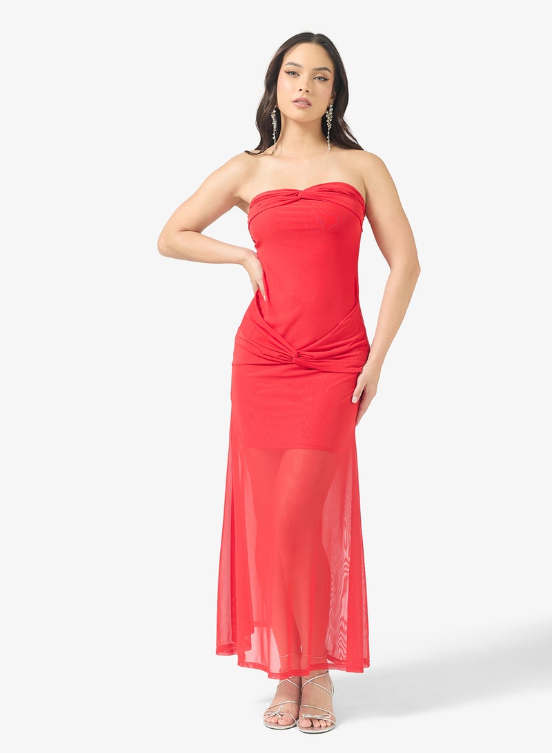 فستان ماكسي بياقة على شكل قلب وتفاصيل شبكية