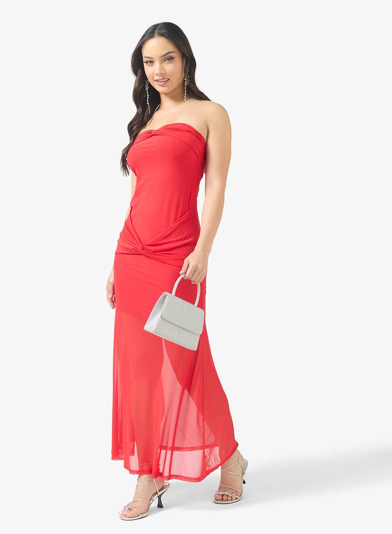 فستان ماكسي بياقة على شكل قلب وتفاصيل شبكية