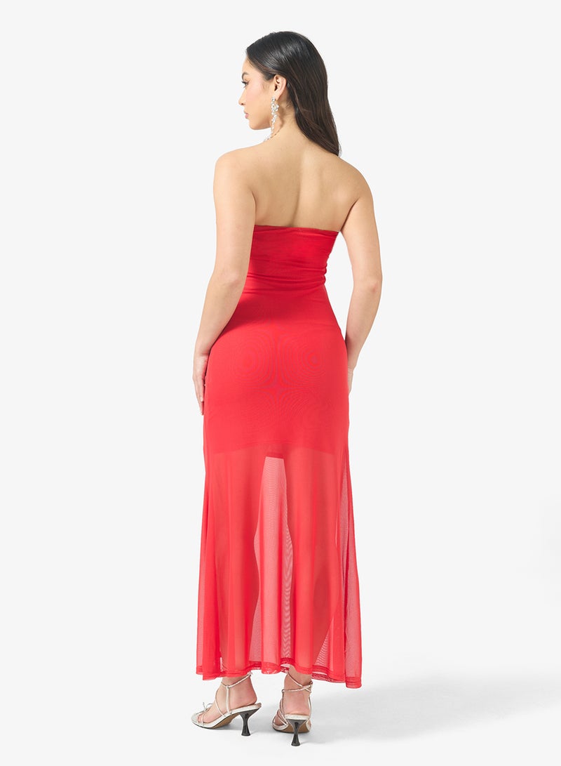 فستان ماكسي بياقة على شكل قلب وتفاصيل شبكية