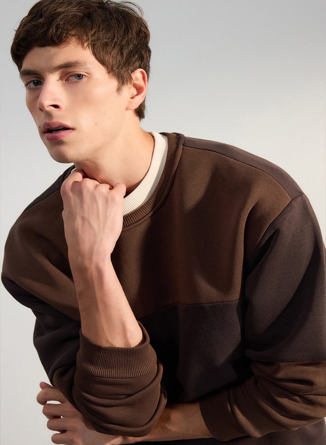 trendyol Dark Brown Oversize/Wide Cut Color Block Fleece Inside Basic Sweatshirt - Image 2