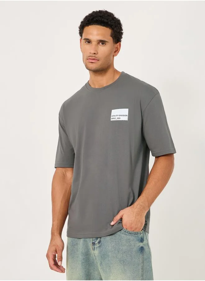 ستايلي Minimal Chest Sticker Print Oversized T-Shirt