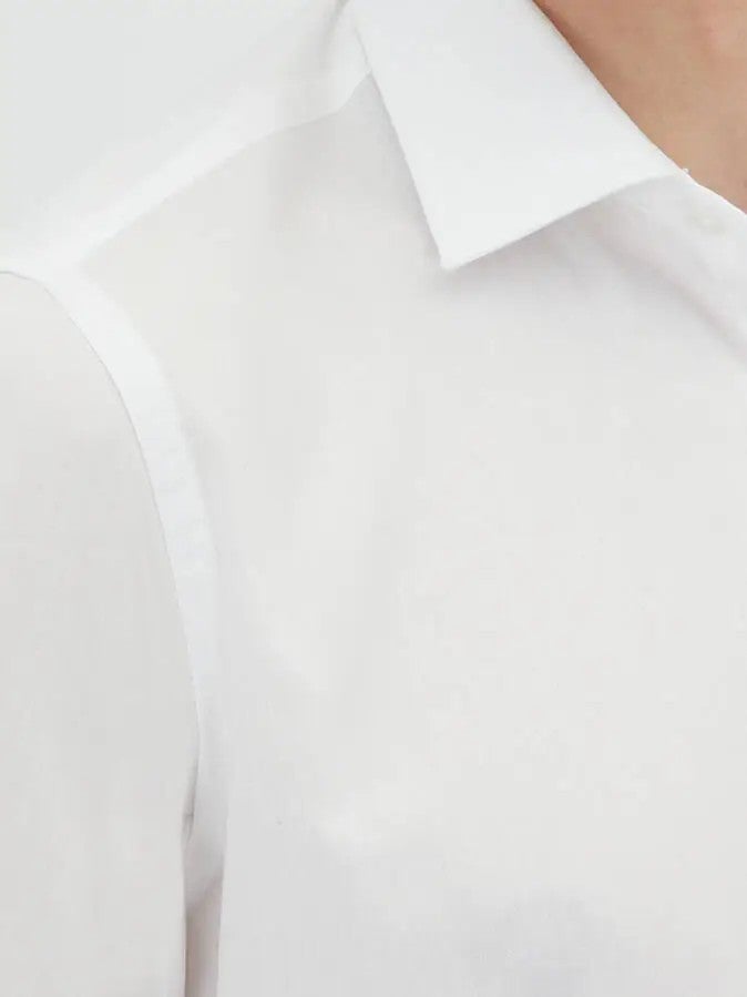 كيب قميص أبيض بقصة عادية مصنوع من مزيج القطن الكلاسيكي - Image 4