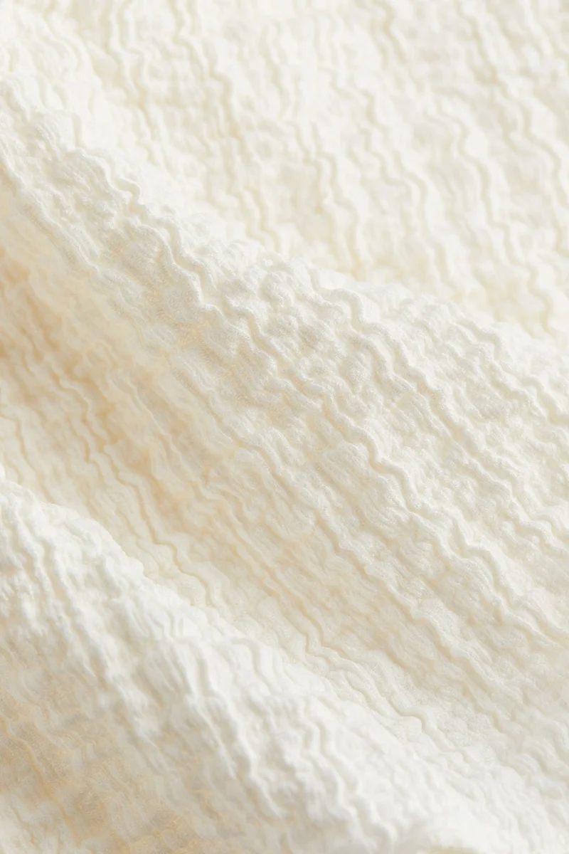 اتش اند ام تي-شيرت بملمس بارز وتفاصيل متداخلة