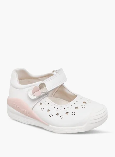 بيرفيت حذاء ماري جين للبنات بتفاصيل مقصوصة