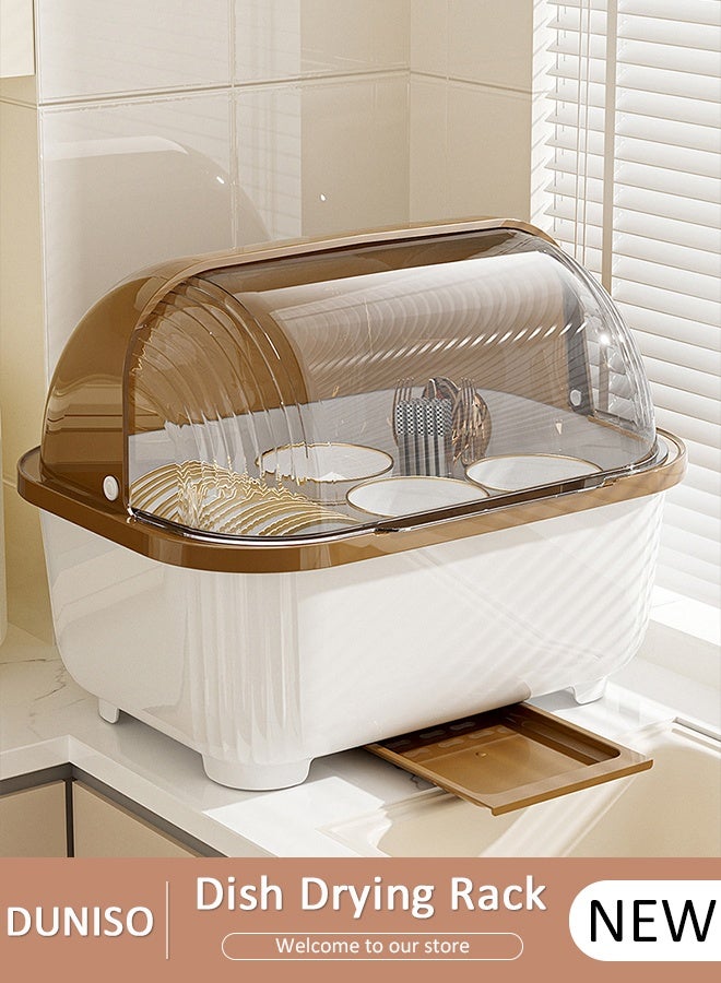DUNISO حامل تجفيف الأطباق مع غطاء، حامل أطباق كبير لخزائن المطبخ، مصفاة أطباق بلاستيكية مع صينية تصريف، صينية أطباق وأكواب وأدوات مائدة، منظم مطبخ موفر للمساحة، حامل تجفيف زجاجات الرضاعة للأطفال مضاد للغبار، صندوق تخزين تجفيف زجاجات الرضاعة - Image 1