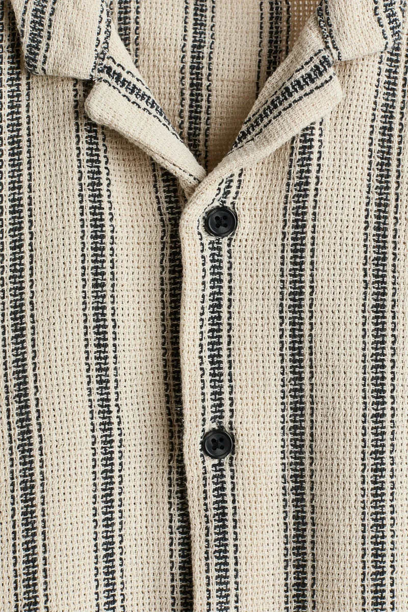 اتش اند ام قميص ريزورت بنسيج بارز