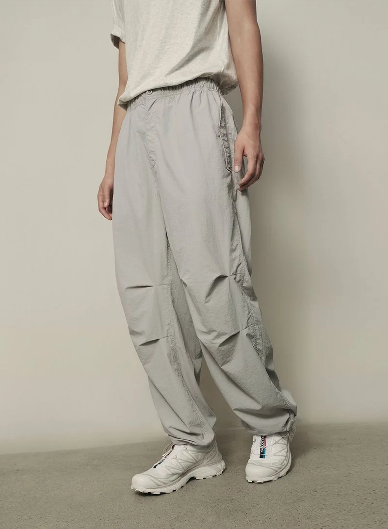 جيوردانو بنطلون رجالي من النايلون والسباندكس بقصة مستقيمة – ملاءمة أنيقة ومرونة يومية | مجموعة كوريا