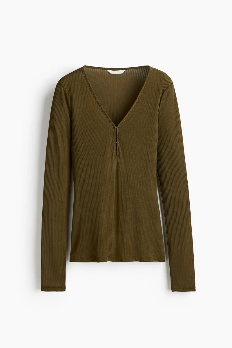 اتش اند ام بلوزة محبوكة من نسيج مرن