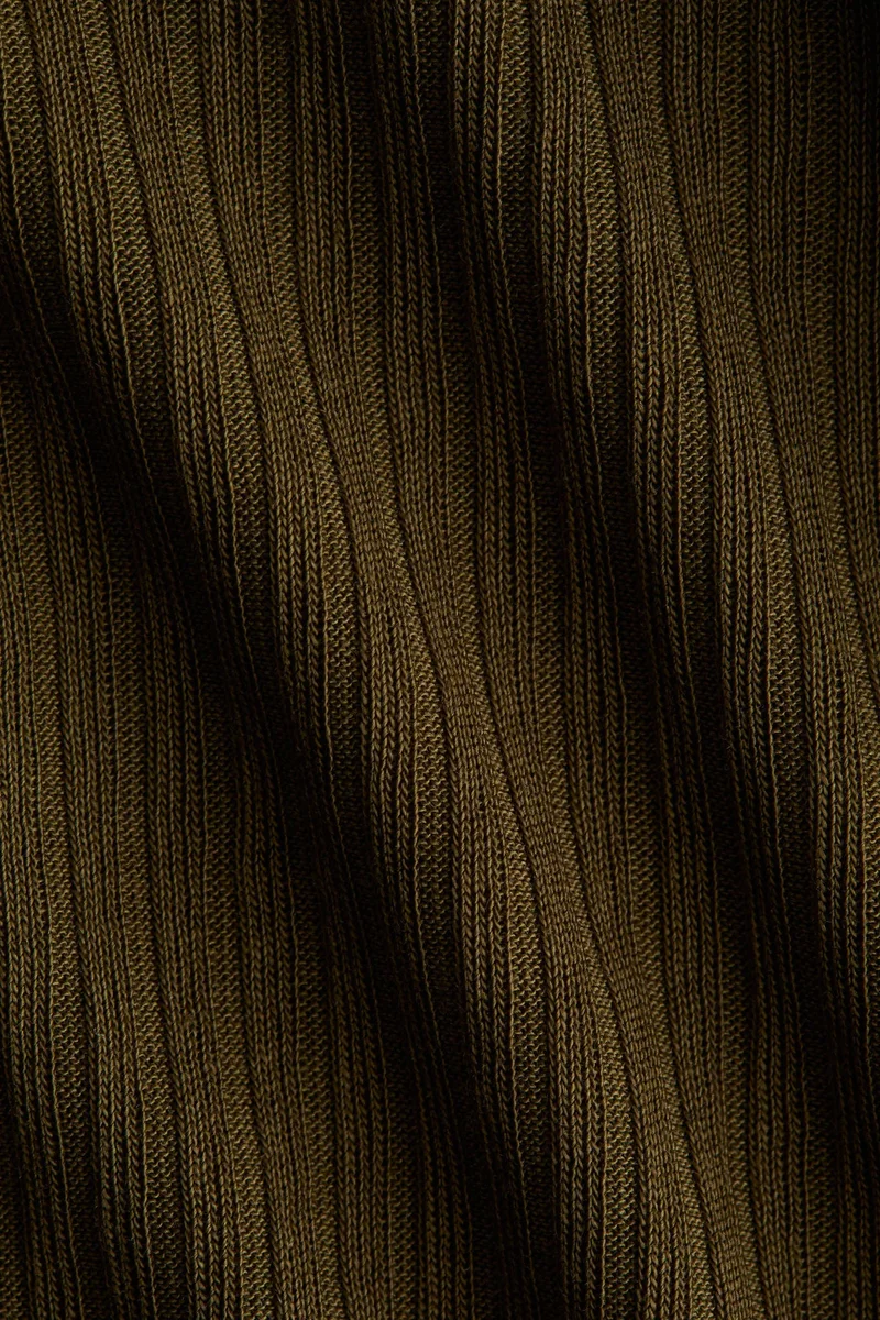 اتش اند ام بلوزة محبوكة من نسيج مرن