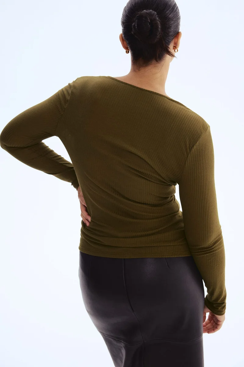 اتش اند ام بلوزة محبوكة من نسيج مرن