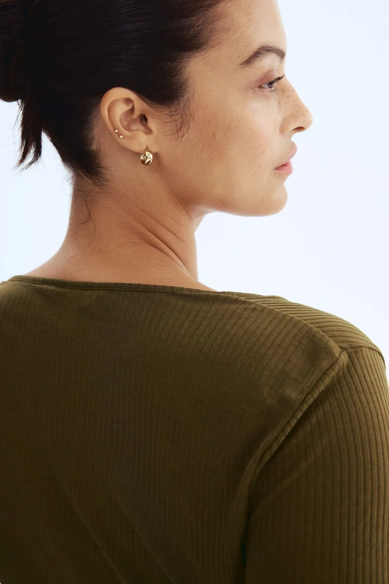 اتش اند ام بلوزة محبوكة من نسيج مرن