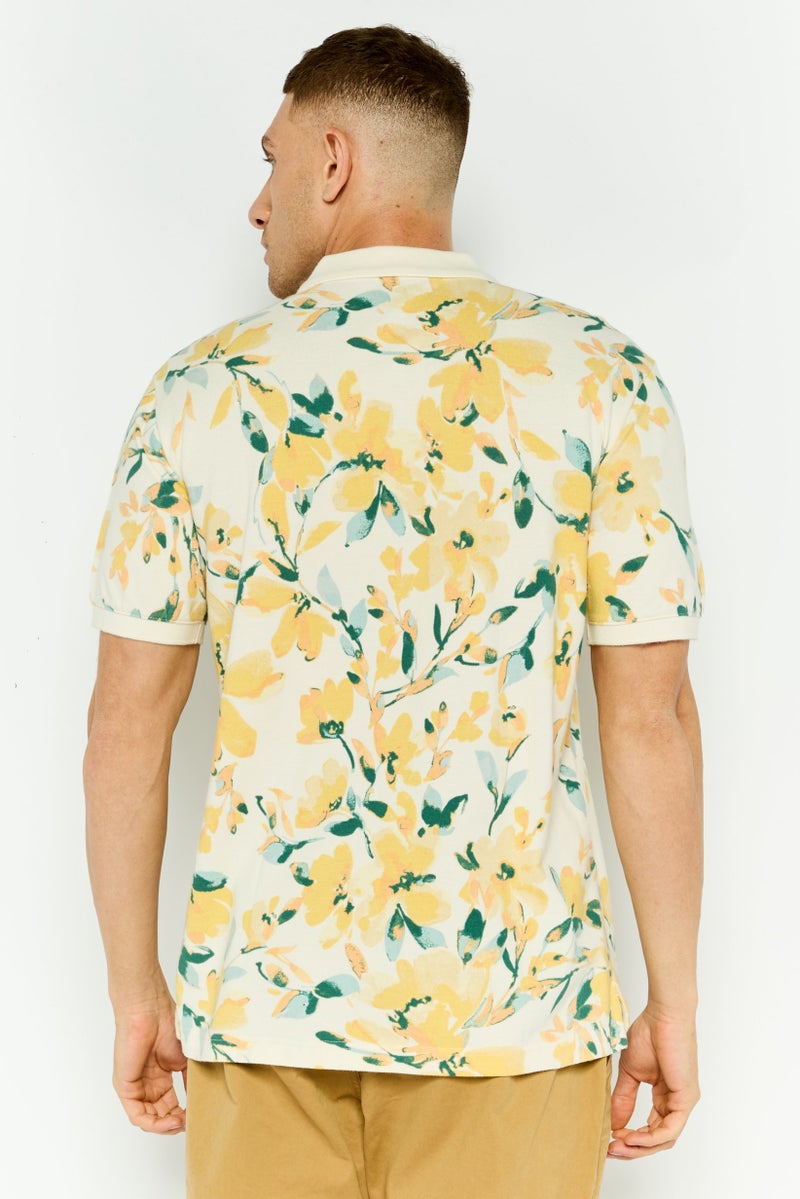 GAP قميص بولو بأكمام قصيرة مزخرف بالورود للرجال، أصفر - Image 2