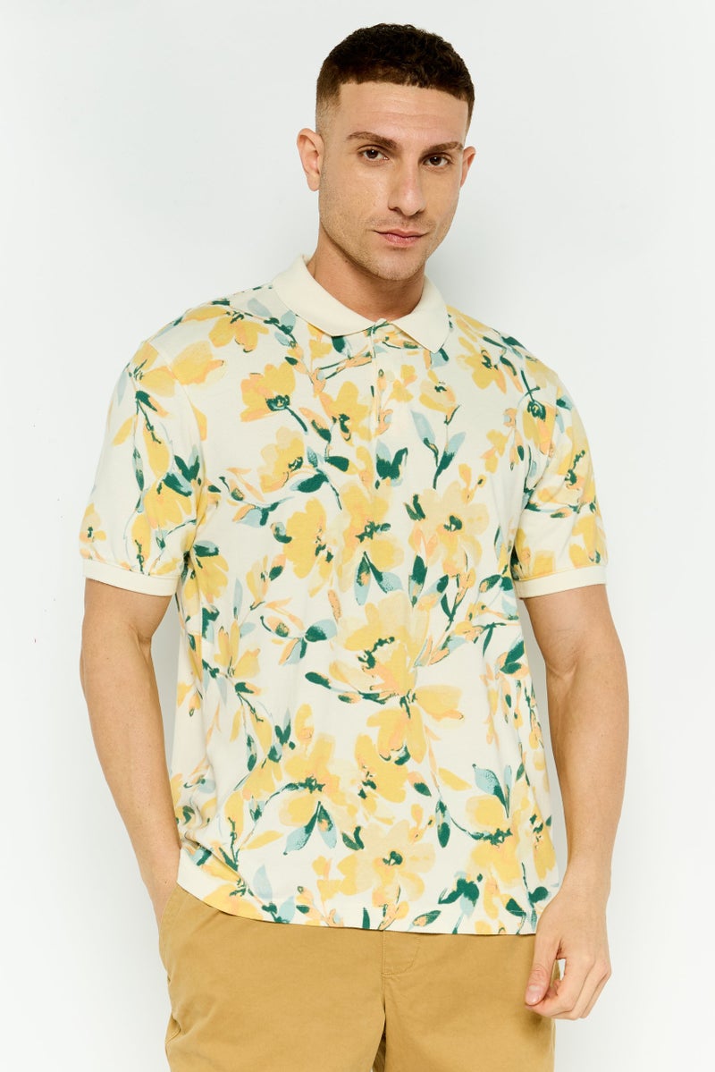 GAP قميص بولو بأكمام قصيرة مزخرف بالورود للرجال، أصفر - Image 1