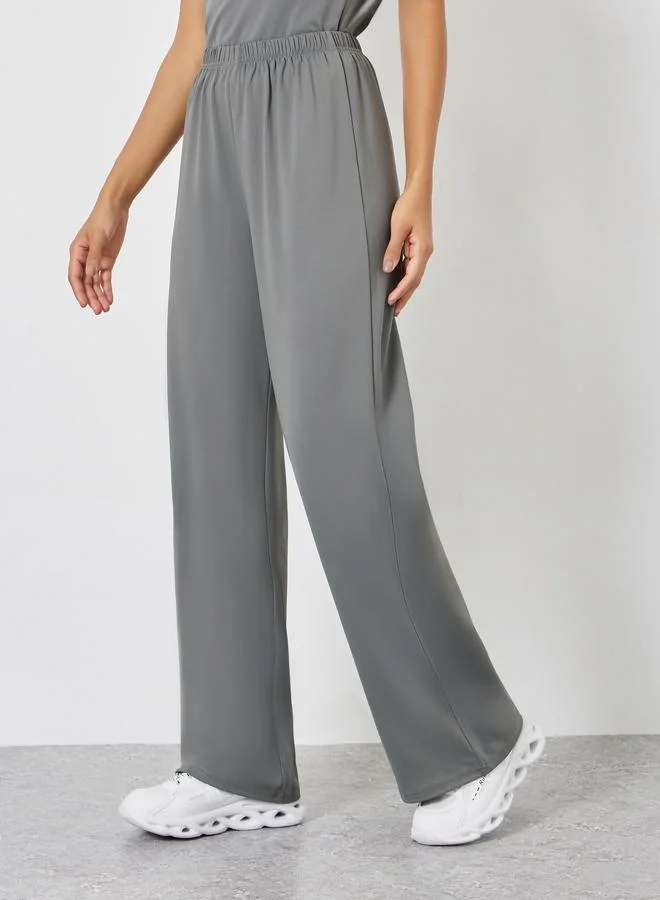 ستايلي اكتيف طقم من بلوزة قصيرة سادة وبنطال مستقيم واسع