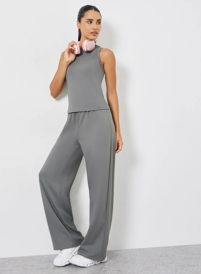 ستايلي اكتيف طقم من بلوزة قصيرة سادة وبنطال مستقيم واسع