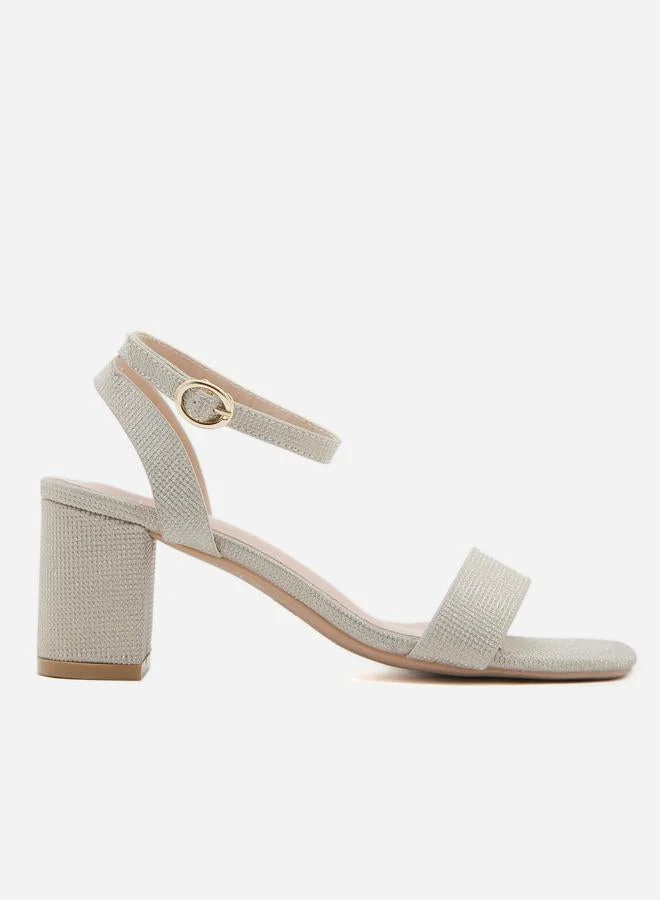 سنيك ايه بيك صندل بكعب عريض ورباط للكاحل مزين