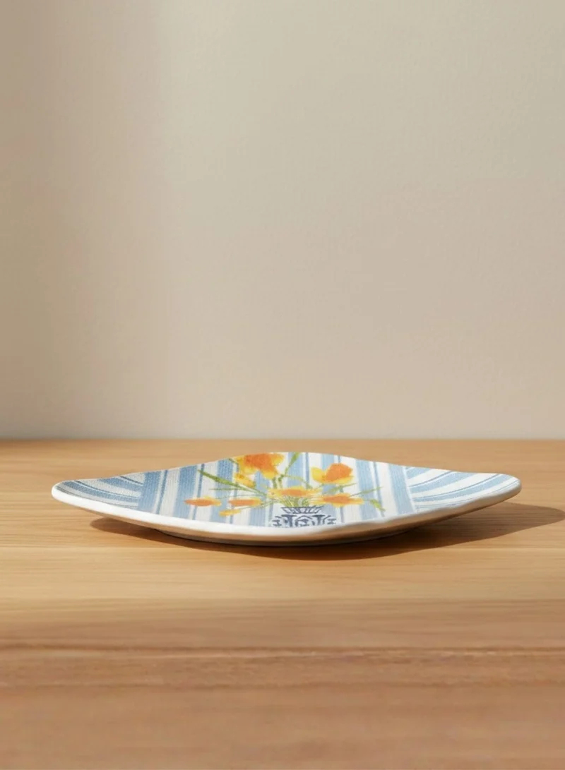 سوق الزعفران نقشة مزخرفة على طبق فخاري بلون أزرق