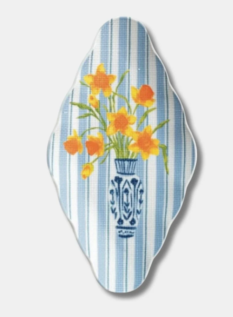 سوق الزعفران نقشة مزخرفة على طبق فخاري بلون أزرق