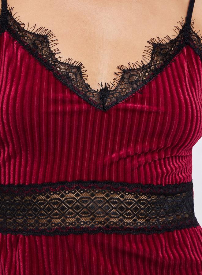 ستايلي قميص نوم مضلع مخمل بتفاصيل دانتيل مع روب - Image 4